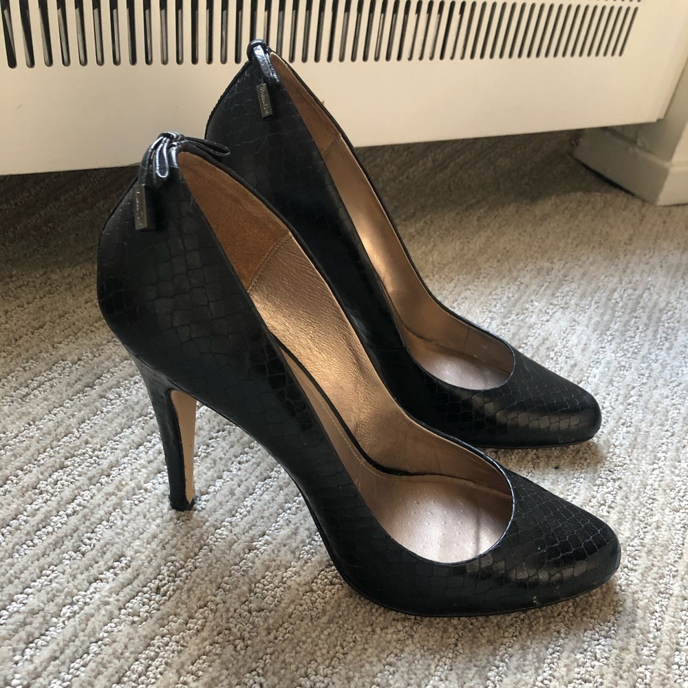 Hardly worn crocodile-print leather shoes